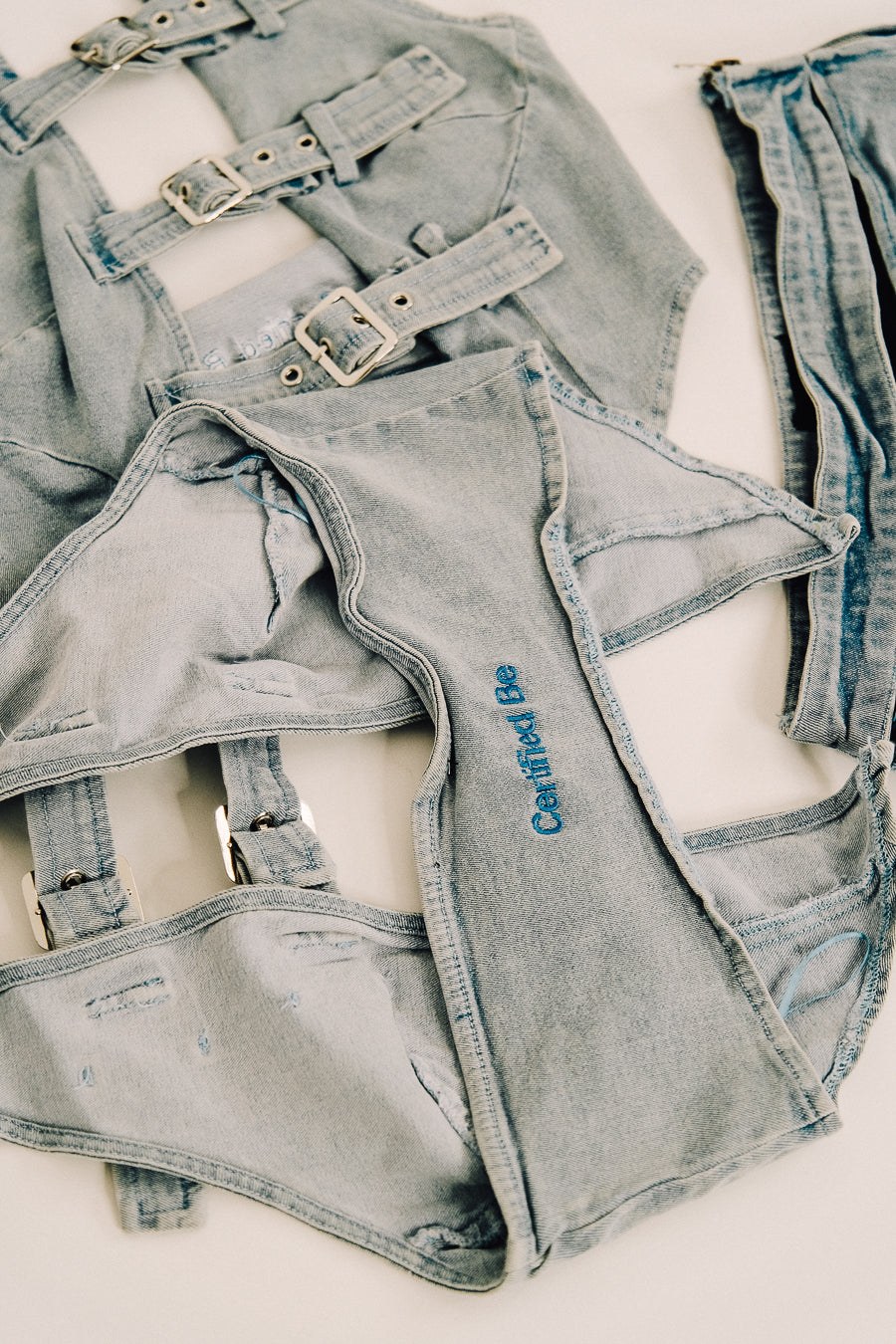 Haut du « Strapped Denim Set »